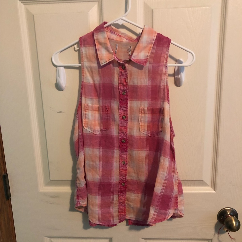 Women’s plaid button down sleeveless shirt